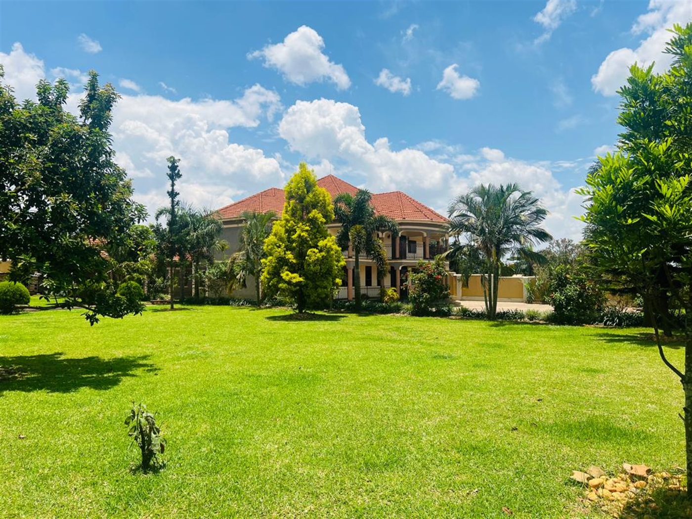 7 bedroom Storeyed house for sale in Kiwologoma Wakiso Uganda