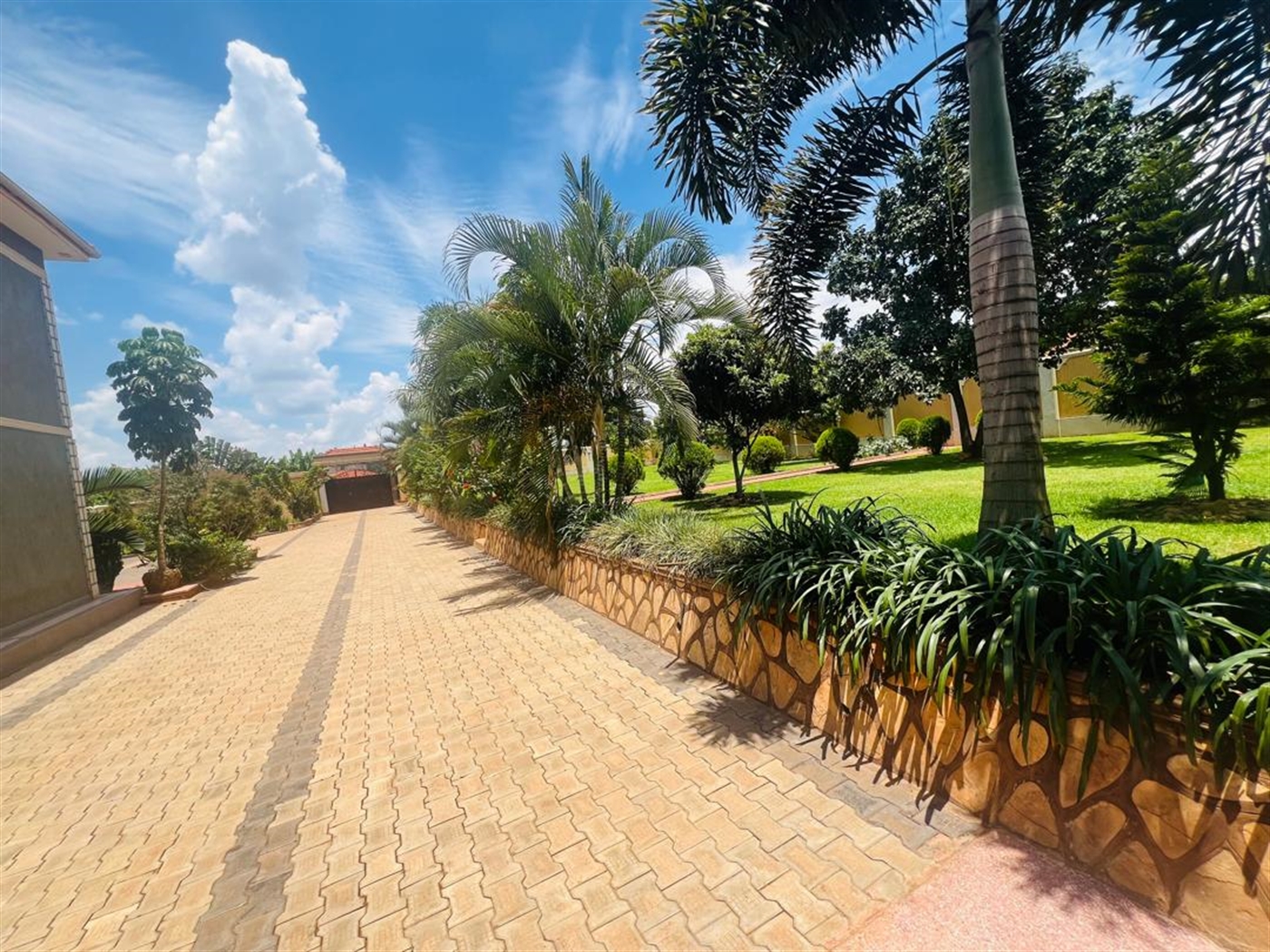 7 bedroom Storeyed house for sale in Kiwologoma Wakiso Uganda