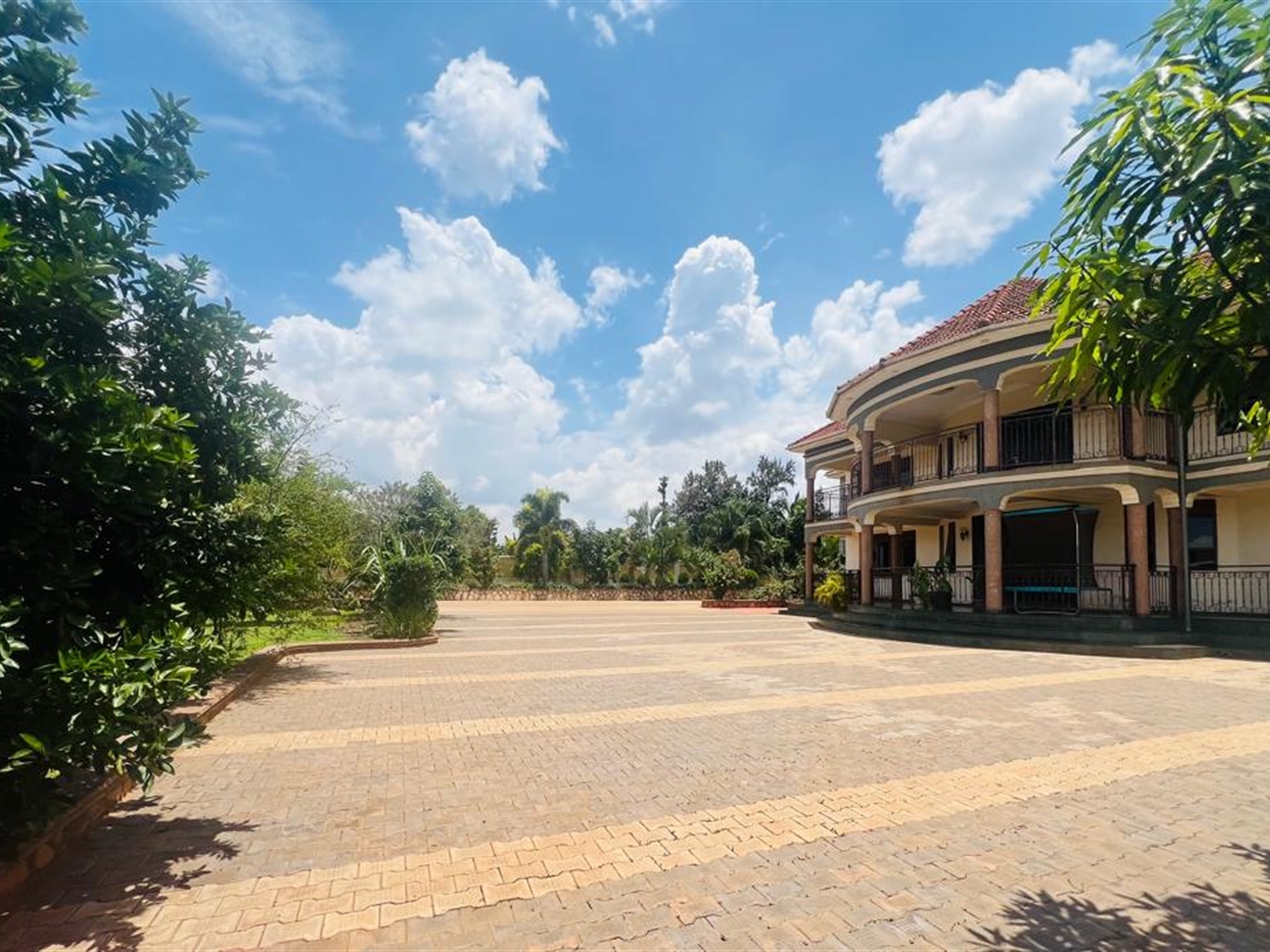7 bedroom Storeyed house for sale in Kiwologoma Wakiso Uganda