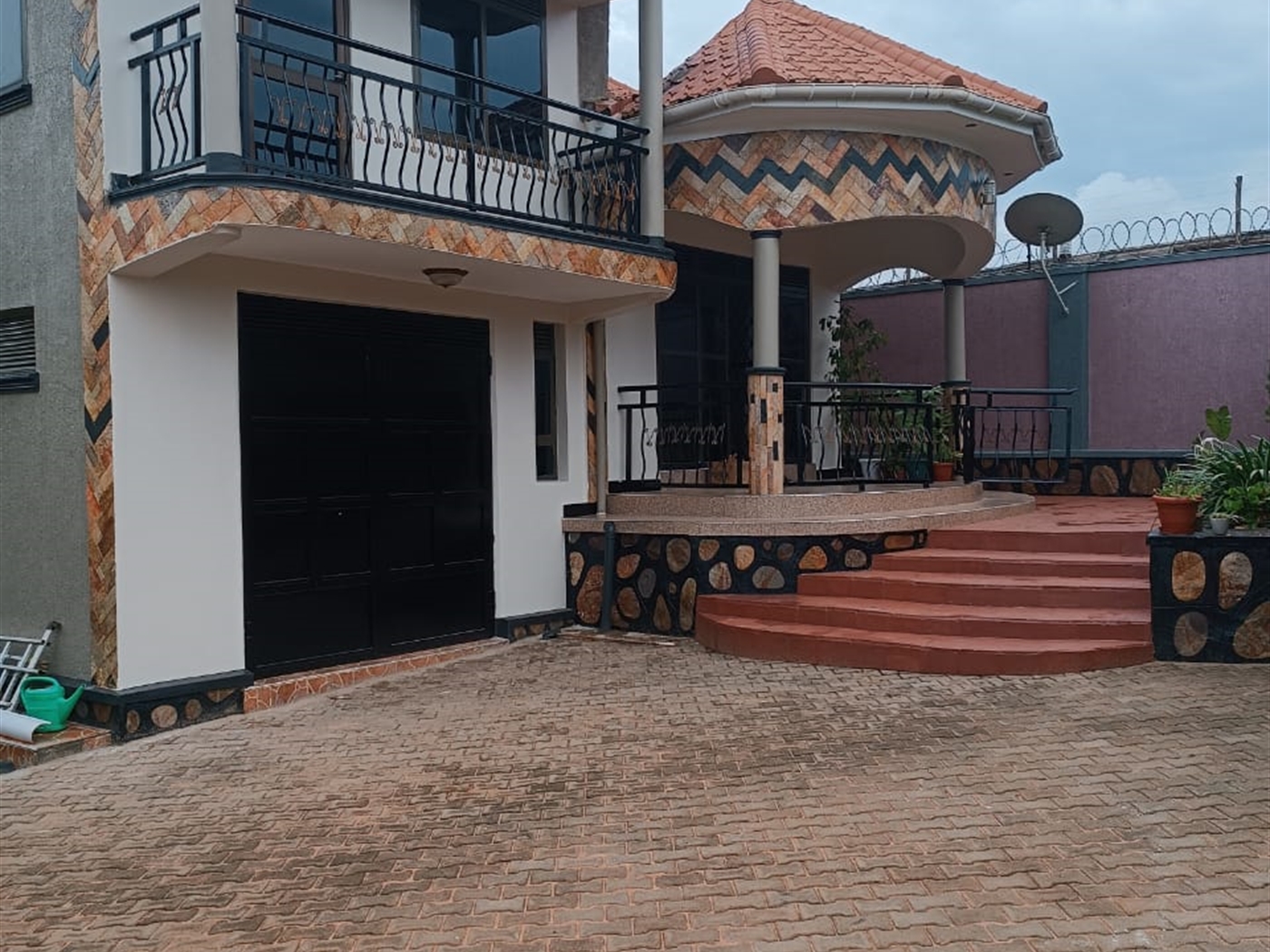 4 bedroom Storeyed house for sale in Kawuku Wakiso Uganda