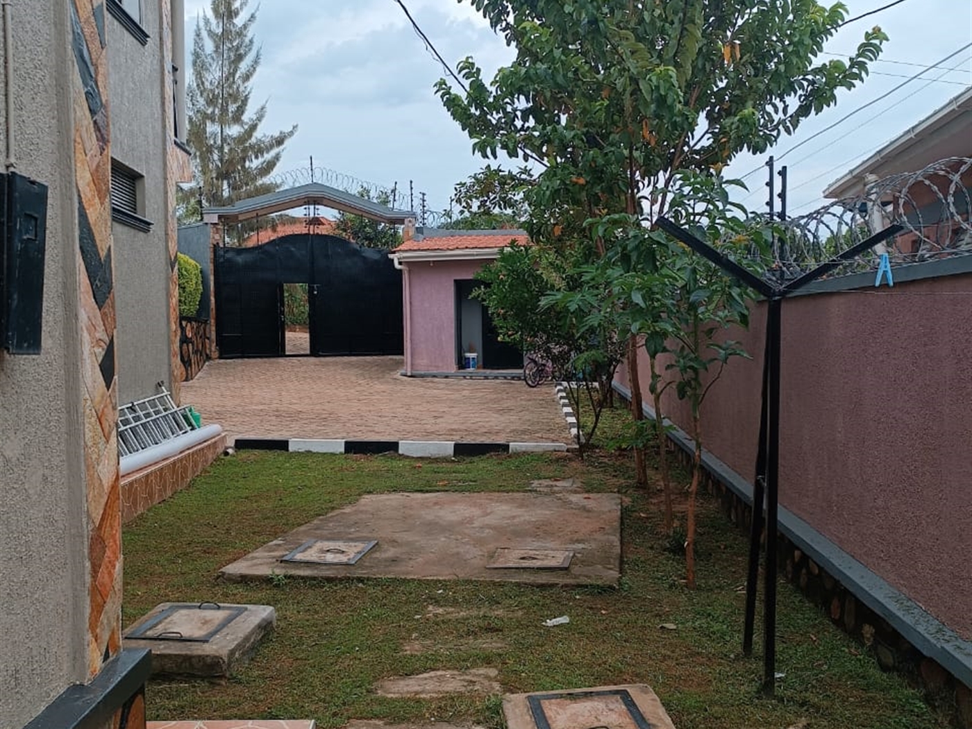 4 bedroom Storeyed house for sale in Kawuku Wakiso Uganda
