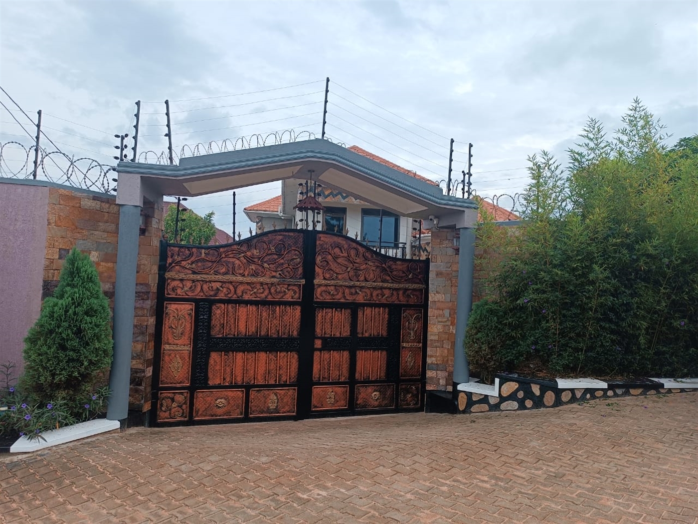 4 bedroom Storeyed house for sale in Kawuku Wakiso Uganda