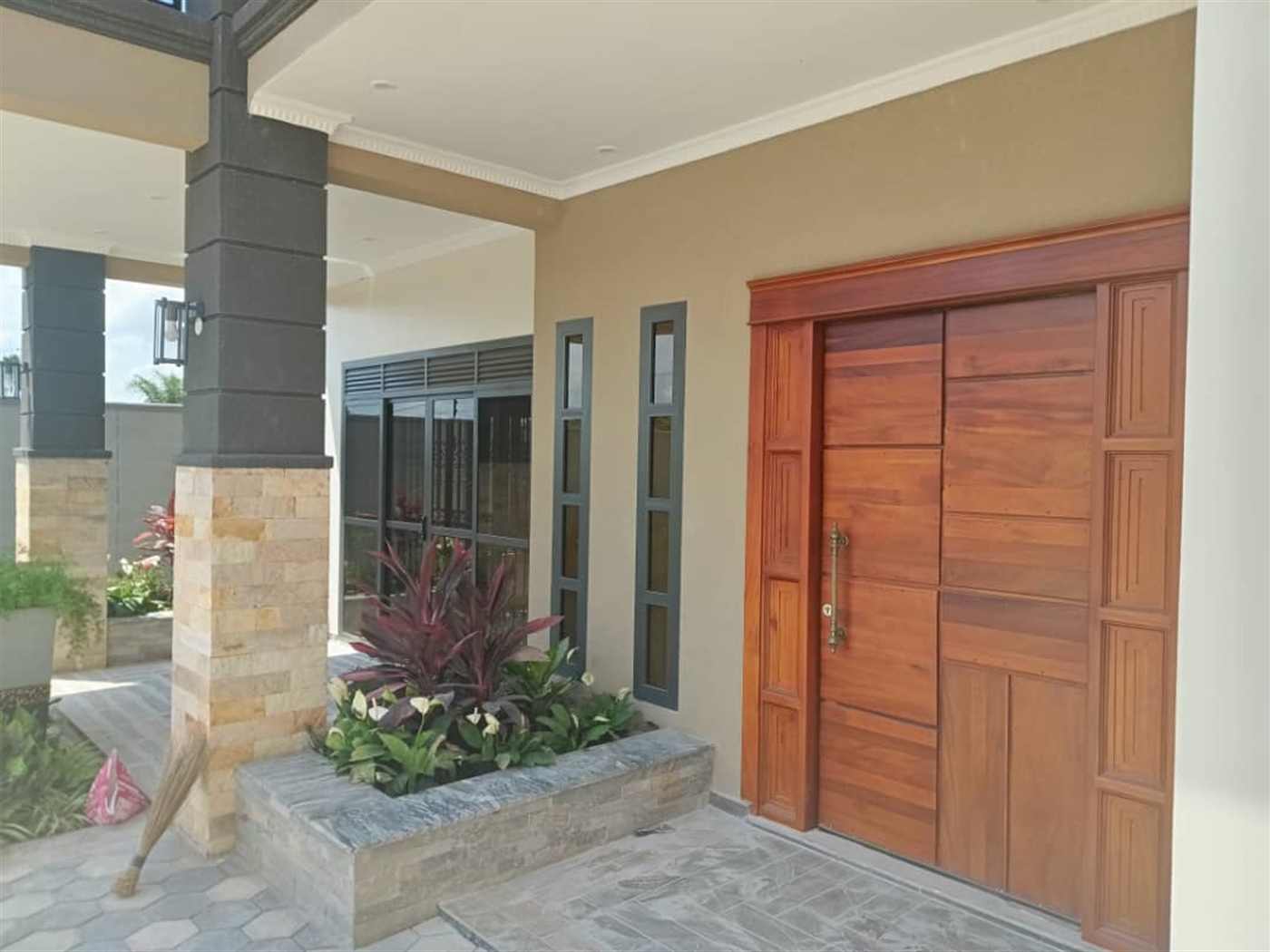 5 bedroom Storeyed house for sale in Kawuku Wakiso Uganda