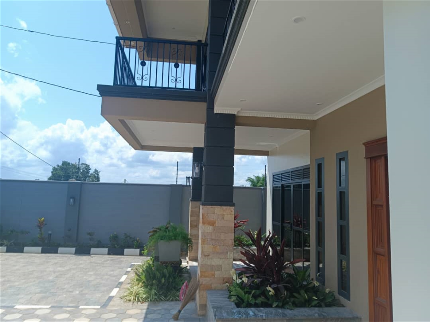 5 bedroom Storeyed house for sale in Kawuku Wakiso Uganda