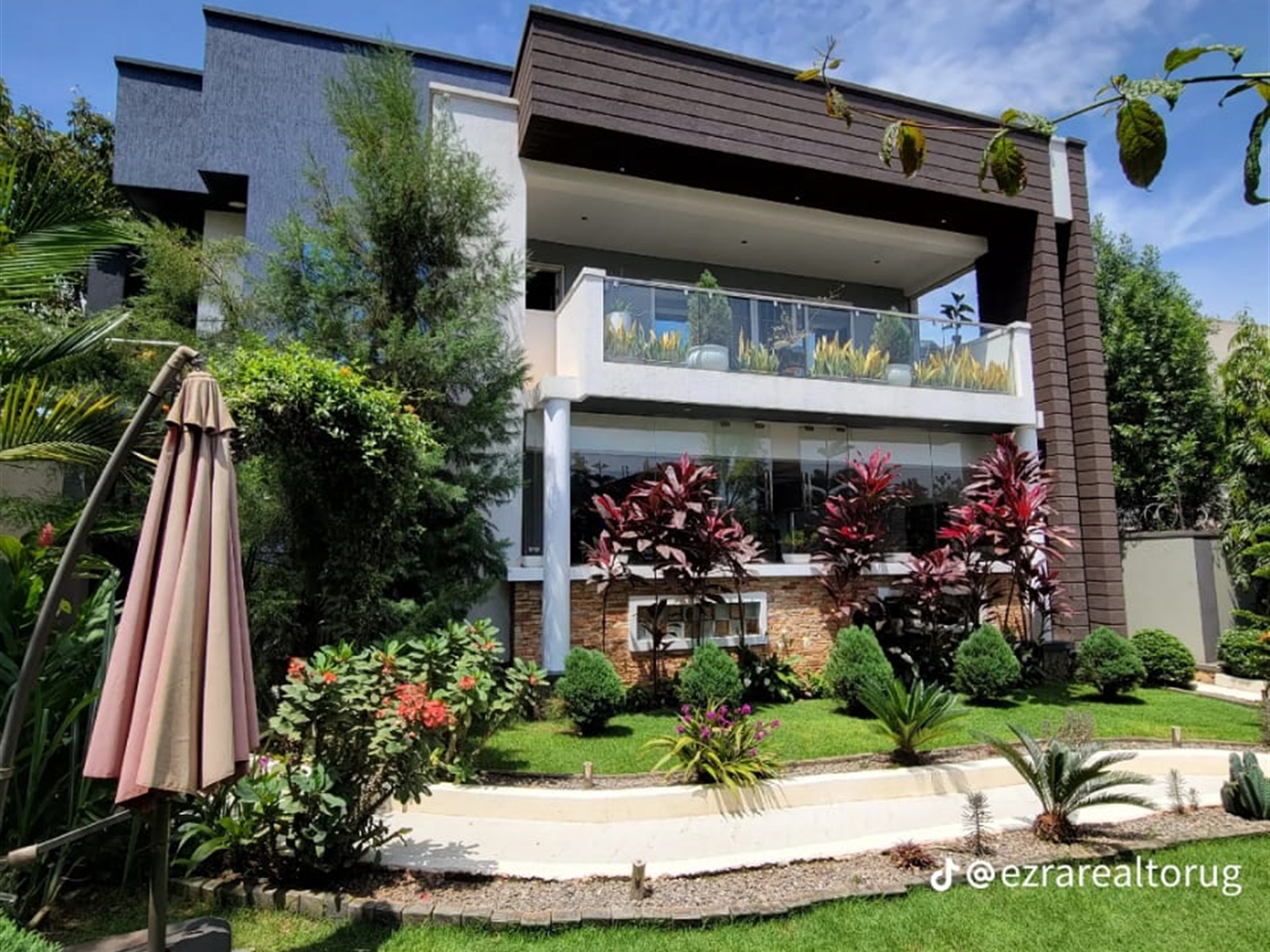 4 bedroom Storeyed house for sale in Kyanjakungu Kampala Uganda