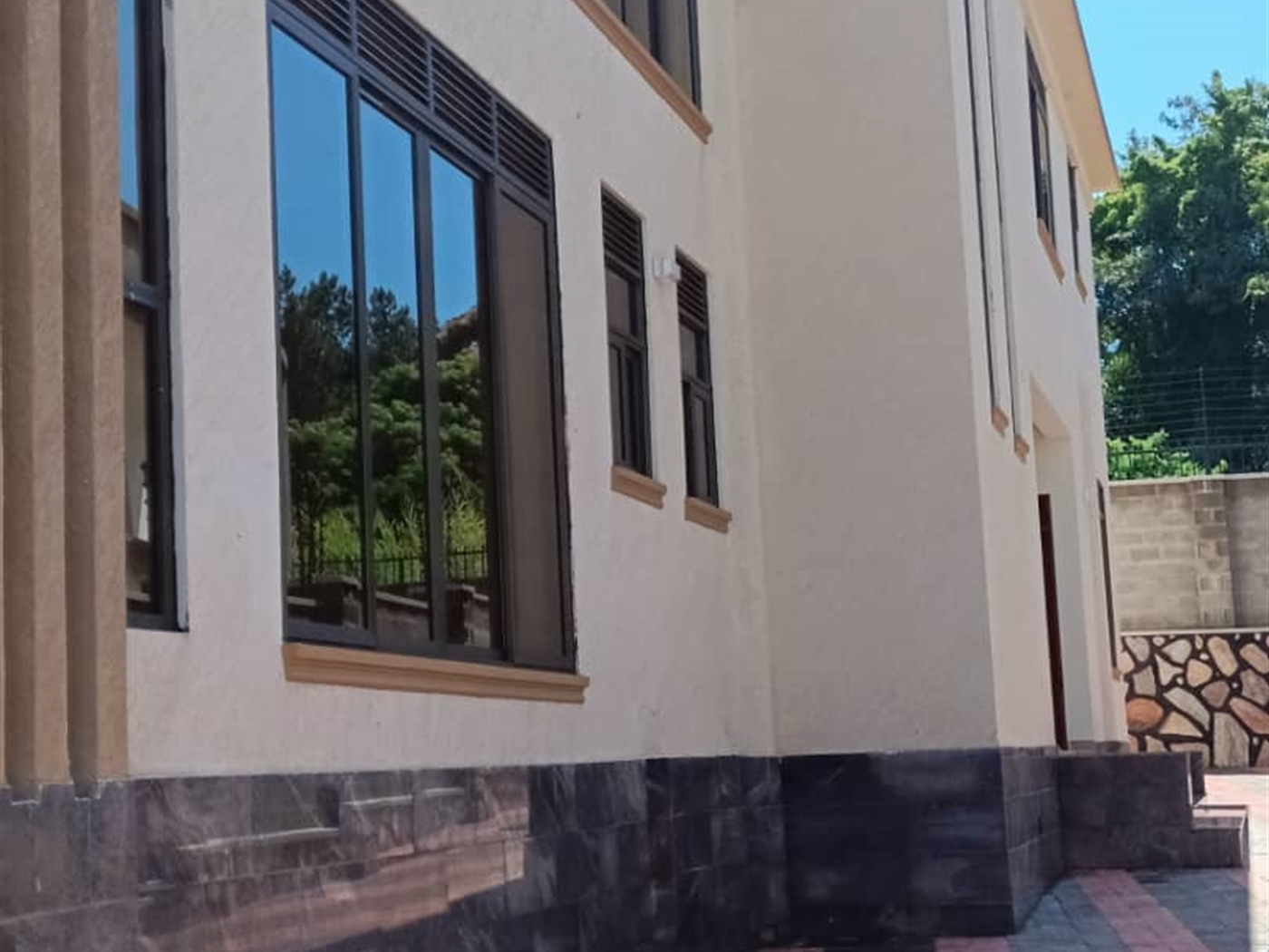 6 bedroom Mansion for sale in Munyonyo Kampala Uganda