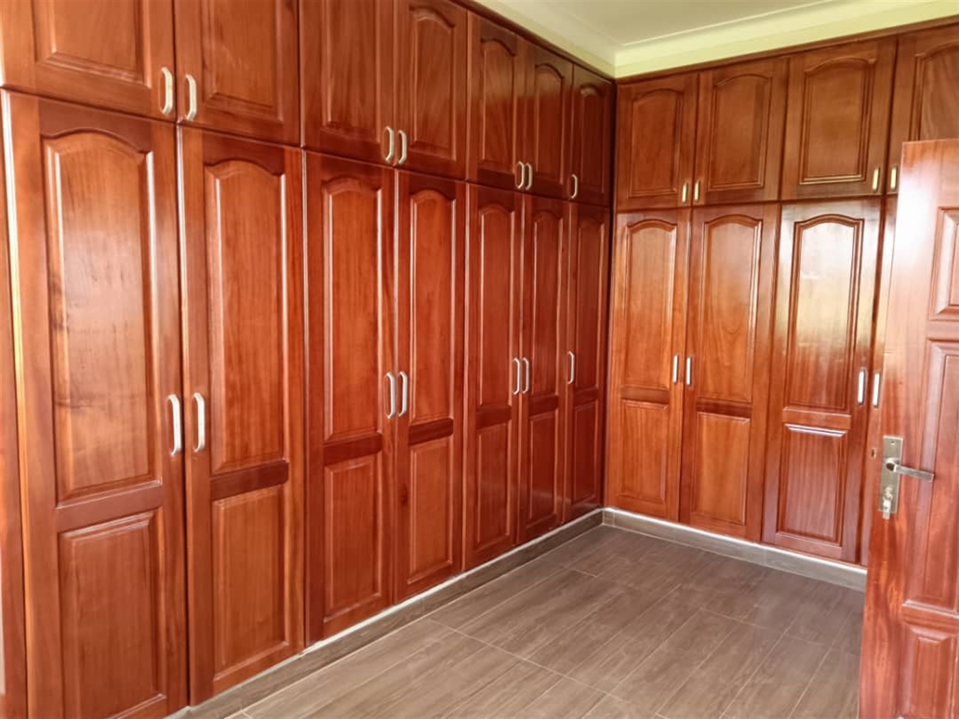 6 bedroom Mansion for sale in Munyonyo Kampala Uganda