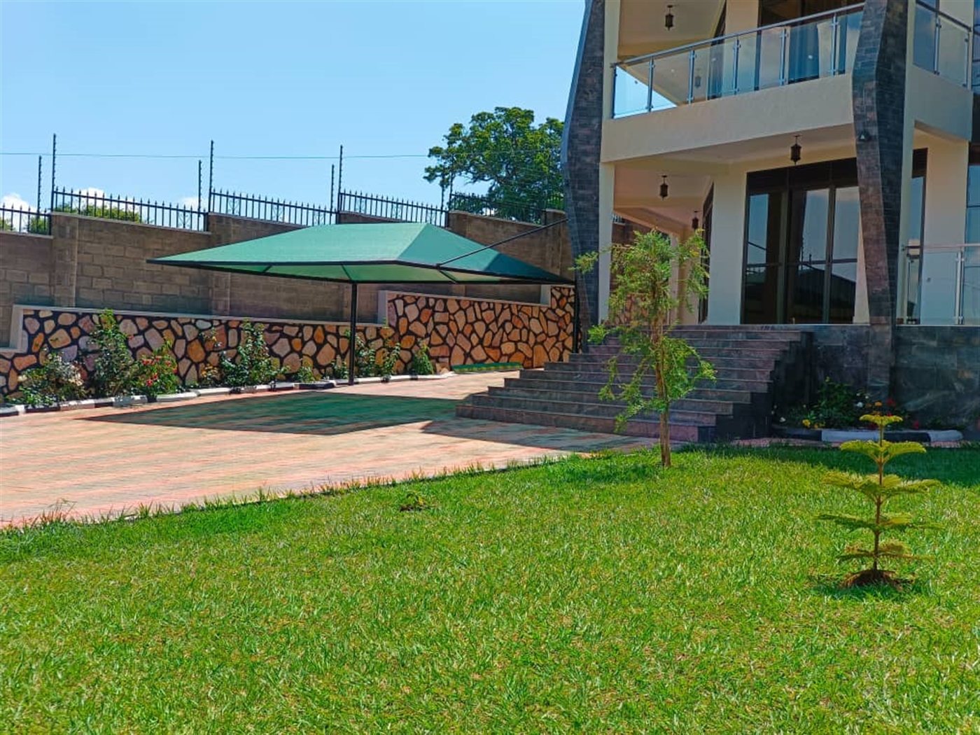 6 bedroom Mansion for sale in Munyonyo Kampala Uganda