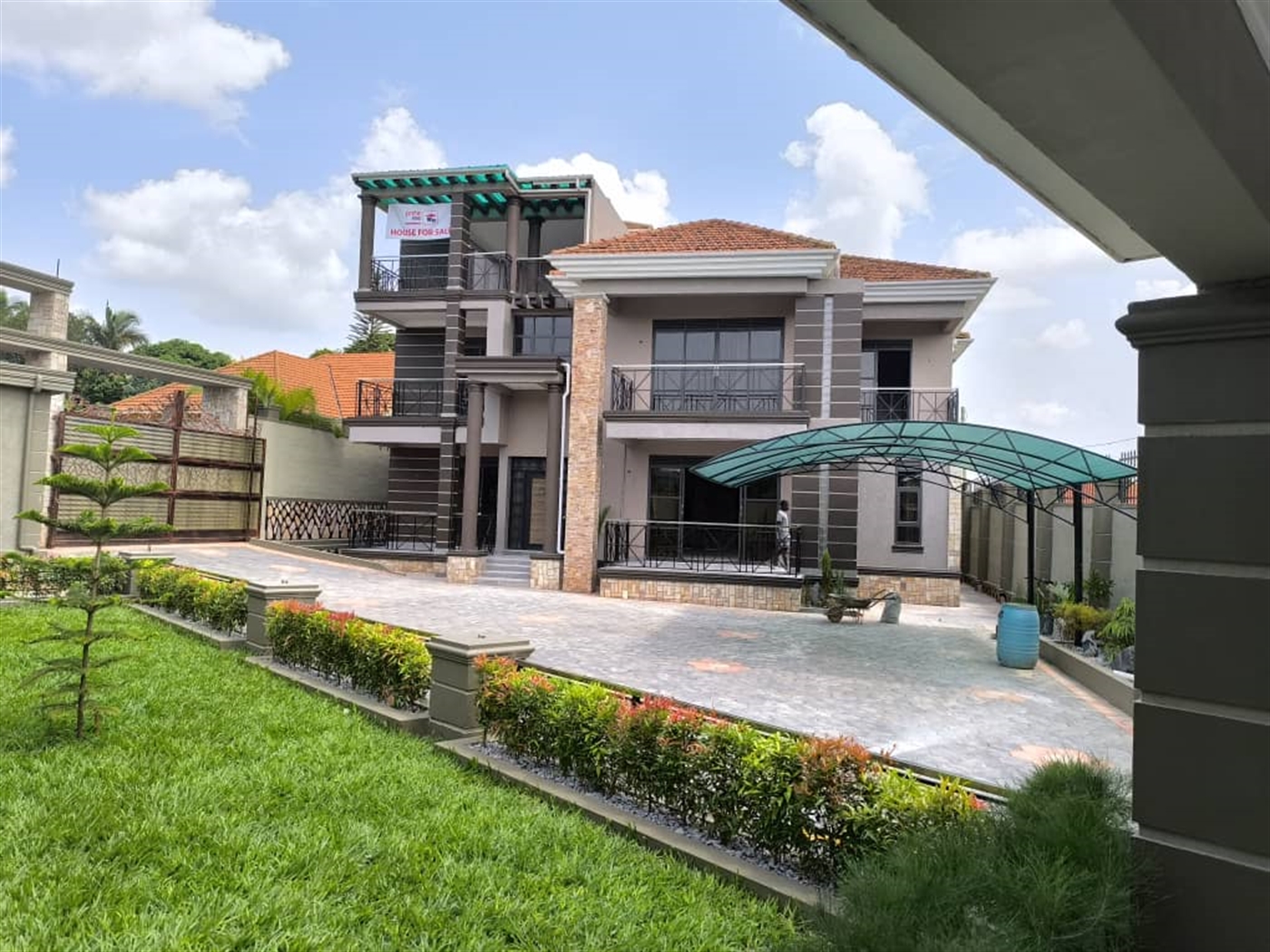8 bedroom Storeyed house for sale in Kitende Wakis...