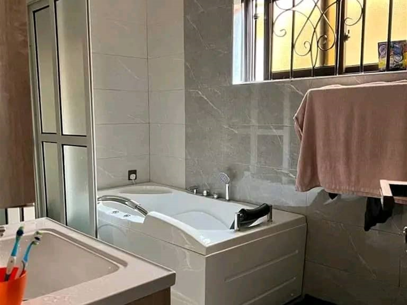 6 bedroom Storeyed house for sale in Kiwaatule Kampala Uganda