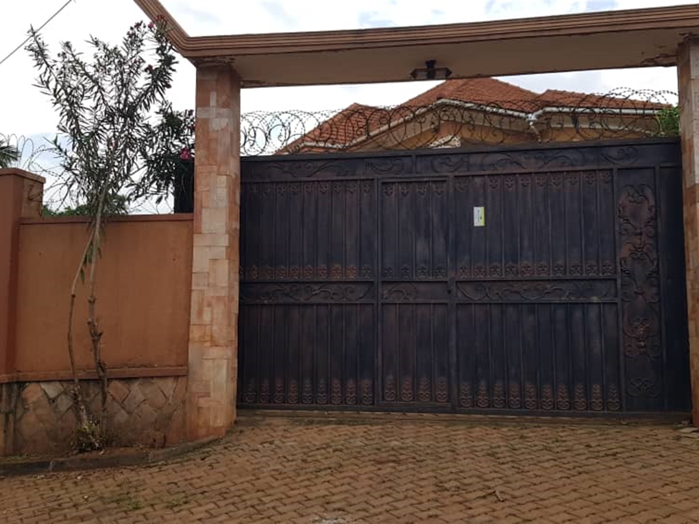 4 bedroom Storeyed house for sale in Seguku Wakiso Uganda