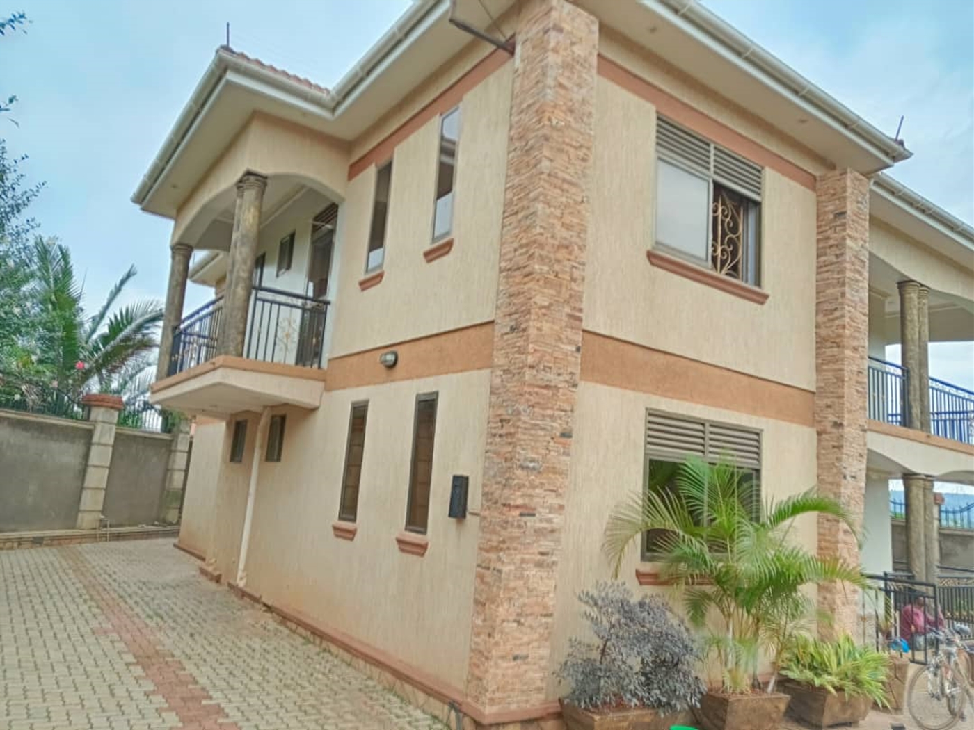4 bedroom Storeyed house for sale in Seguku Wakiso Uganda