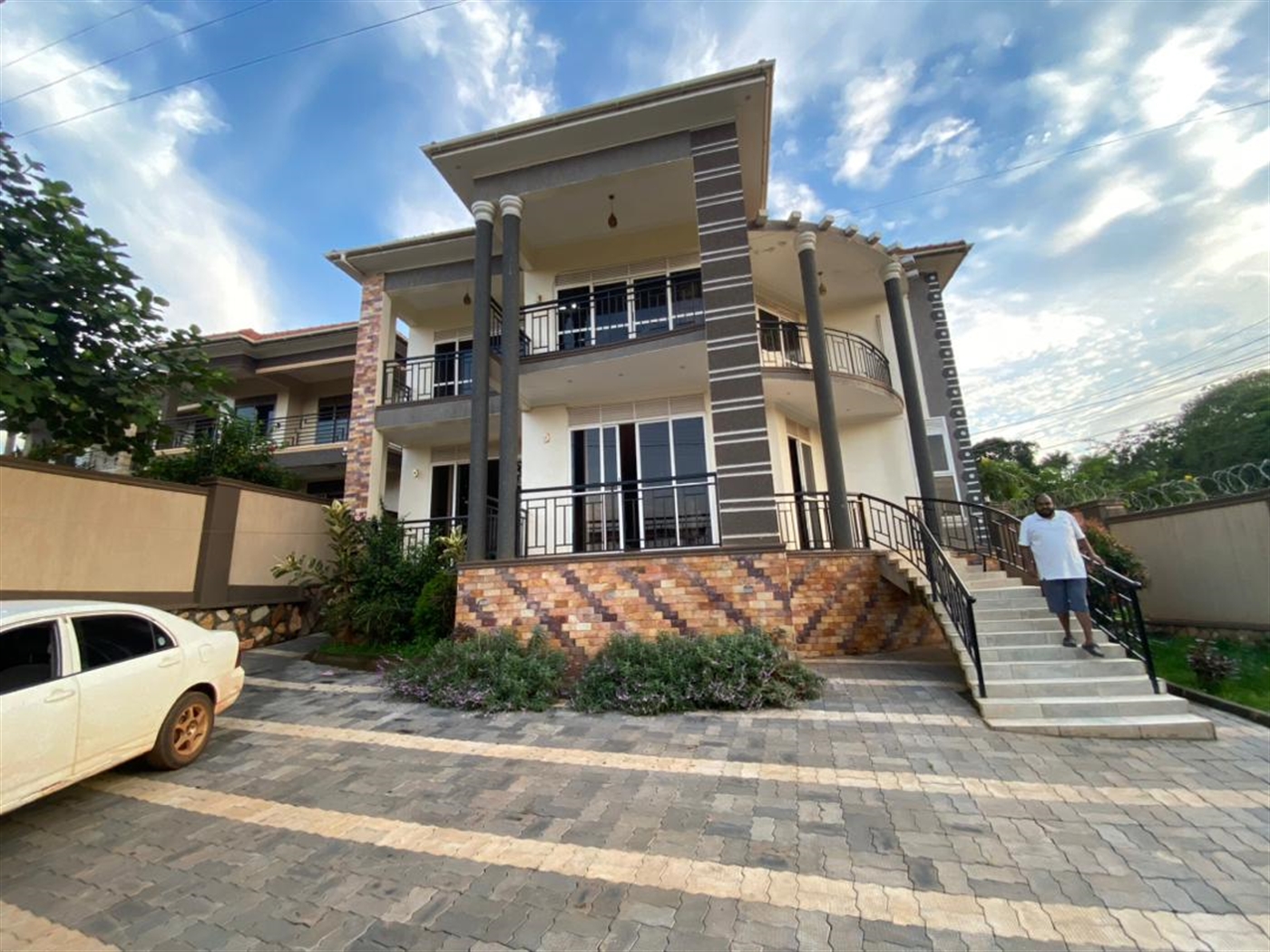 5 bedroom Storeyed house for rent in Kiwaatule Kampala Uganda