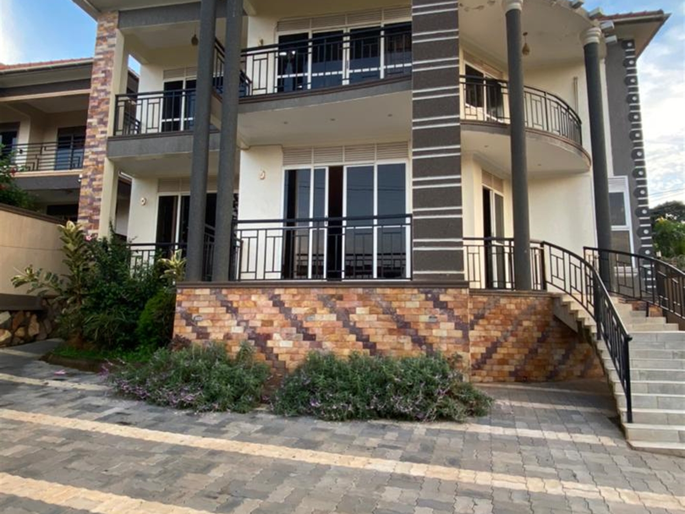5 bedroom Storeyed house for rent in Kiwaatule Kampala Uganda