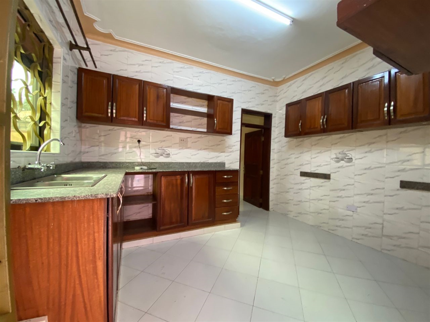 5 bedroom Bungalow for rent in Kulambilo Wakiso Uganda