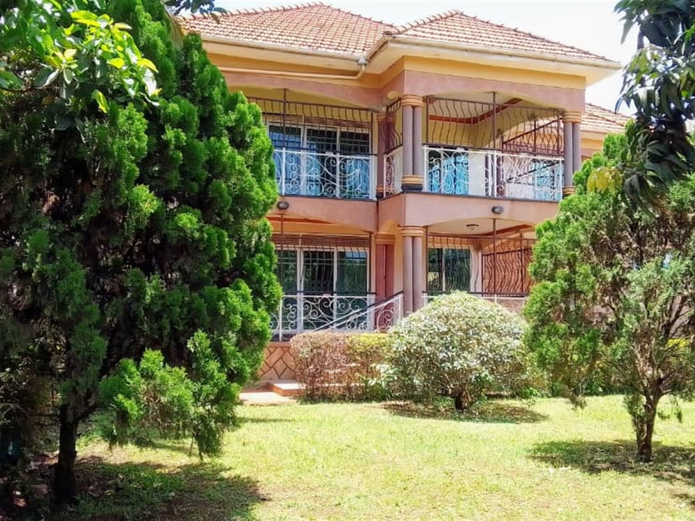 9 bedroom Storeyed house for rent in Kitende Wakiso Uganda